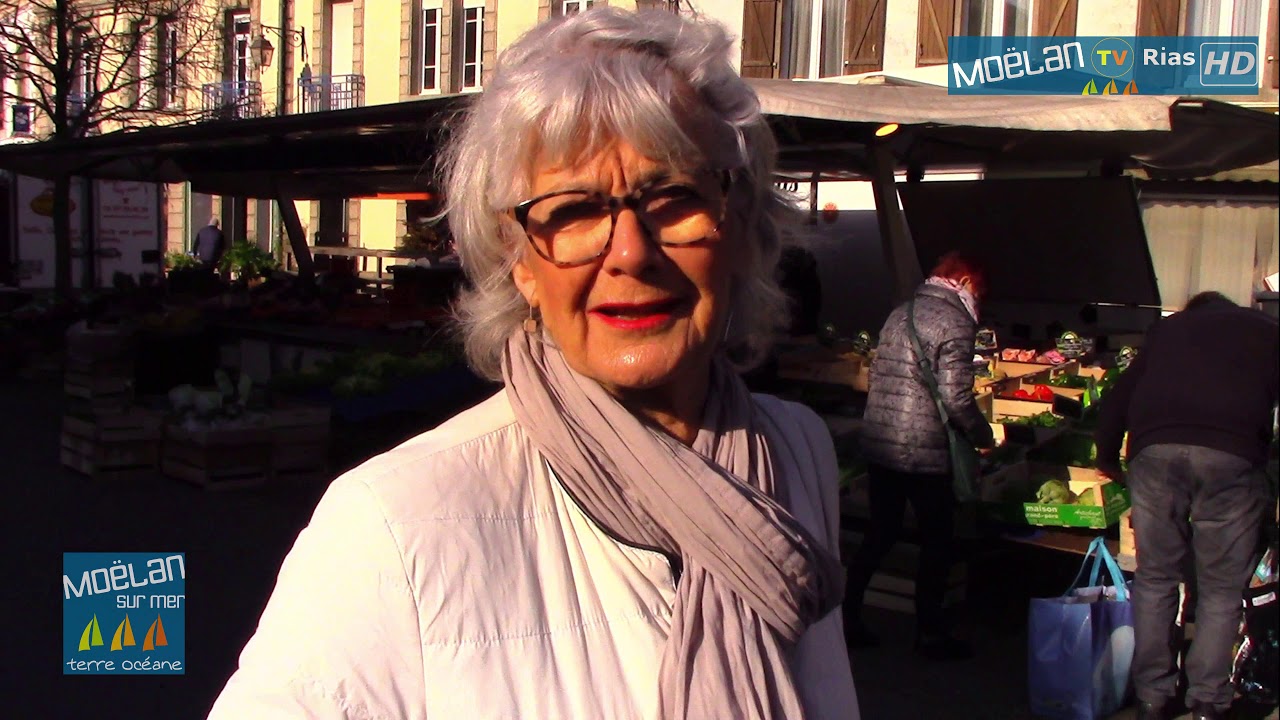 Hélène fait son marché à Moëlan Sur Mer