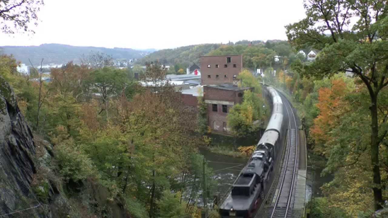Herbstlaub und Dampfwolken entlang der Sieg