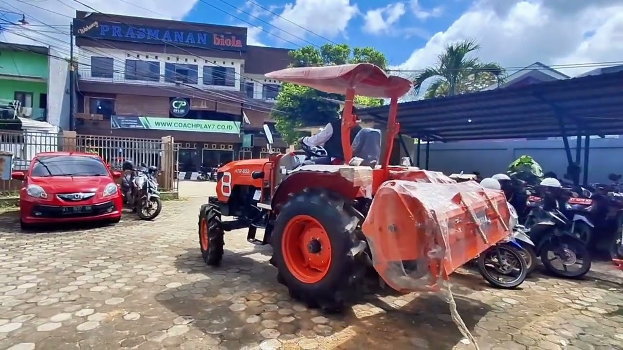 Coba tes operasikan traktor roda empat harfia htr-855