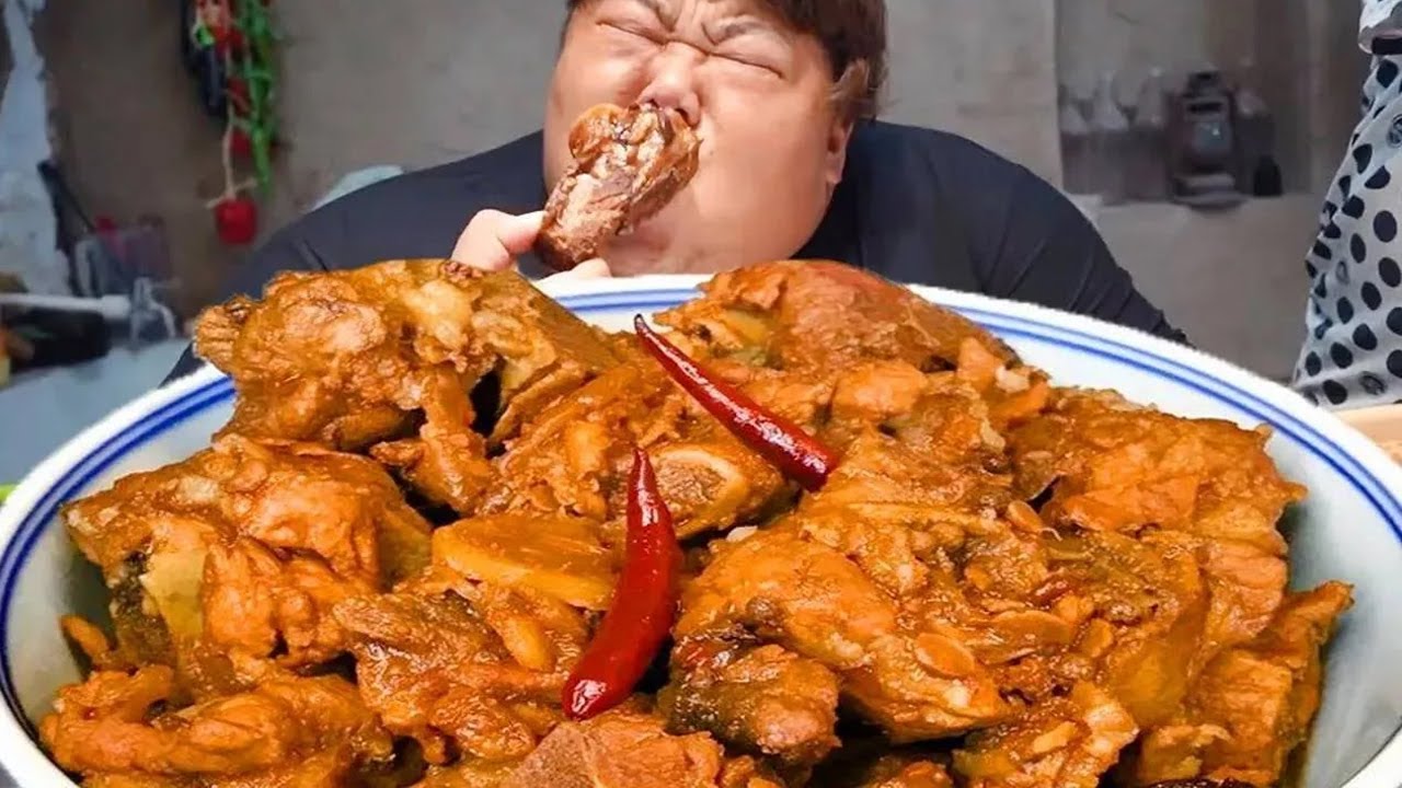 Monkey bought 10 kilograms of bones, chewed the meat and then sucked the marrow, it was so delicious