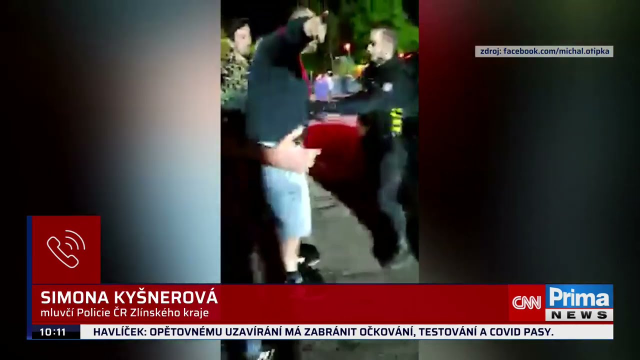 Pěsti a kopance. Rozzuřený dav fotbalových fanoušků napadl policii, hlídka ujela