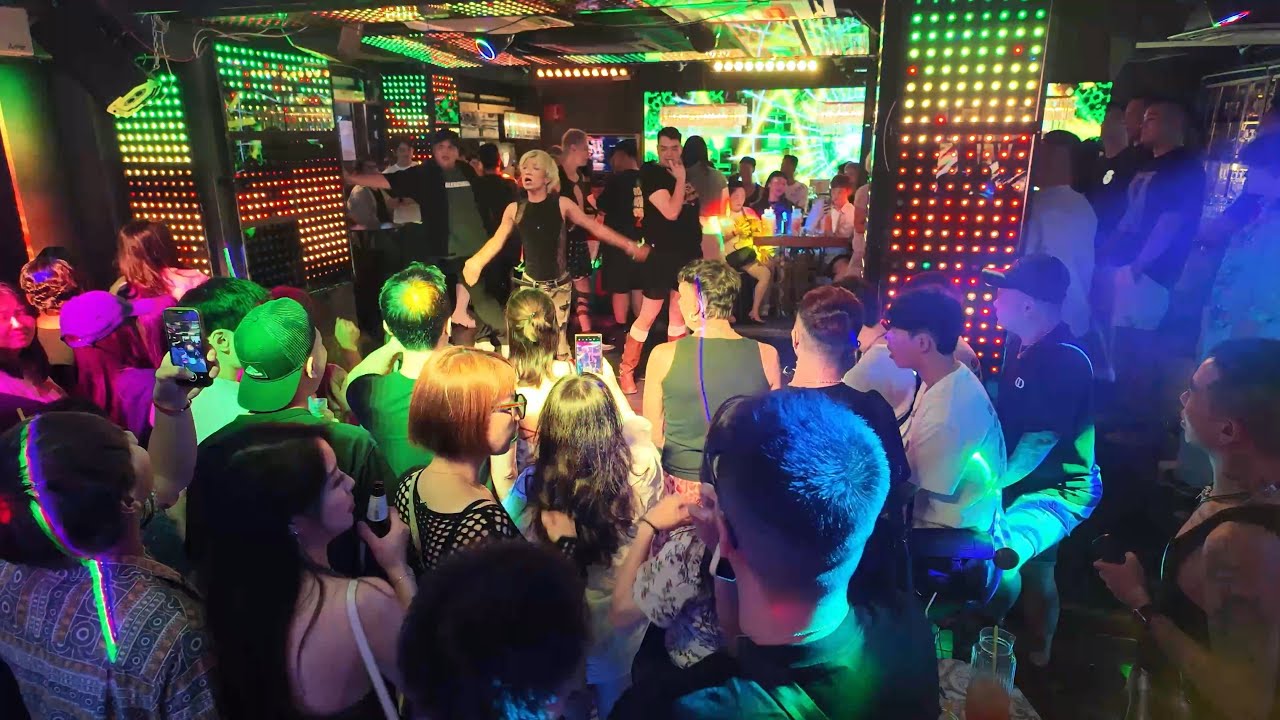 Bangkok&rsquo;s Iconic Gay Bar: DJ Station &ndash; Cabaret Shows, Dance Contests & Tips for Visitors