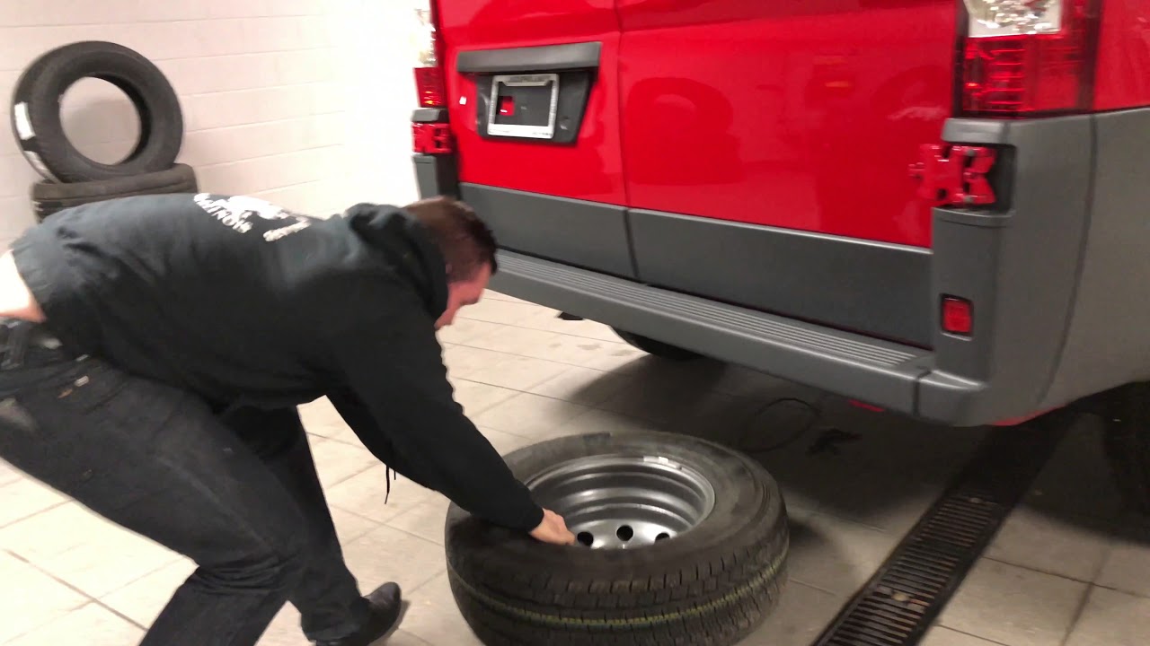 Как заменить шину на Ram ProMaster 2018 года RamPromaster.US спросите Seba!! позвоните или напиши...