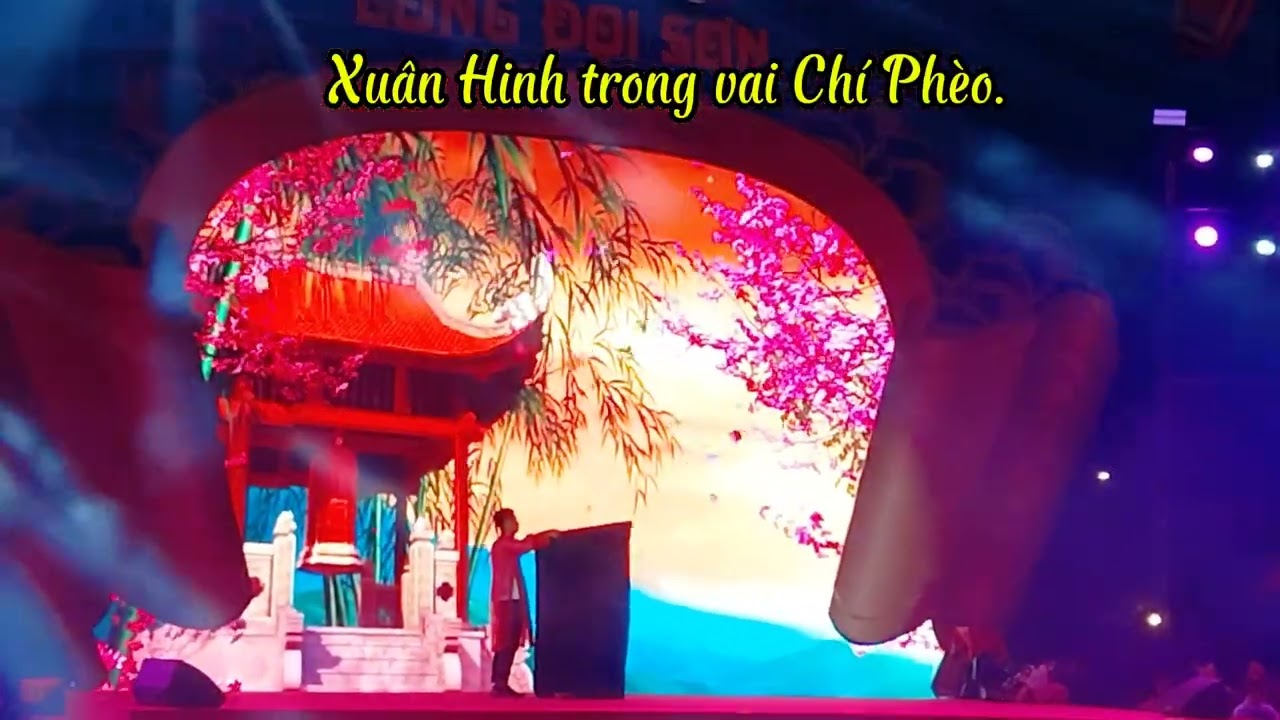 NS Xuân Hinh diễn Chí Phèo Thị Nở trong đêm biểu diễn nghệ thuật tại Đọi Sơn.