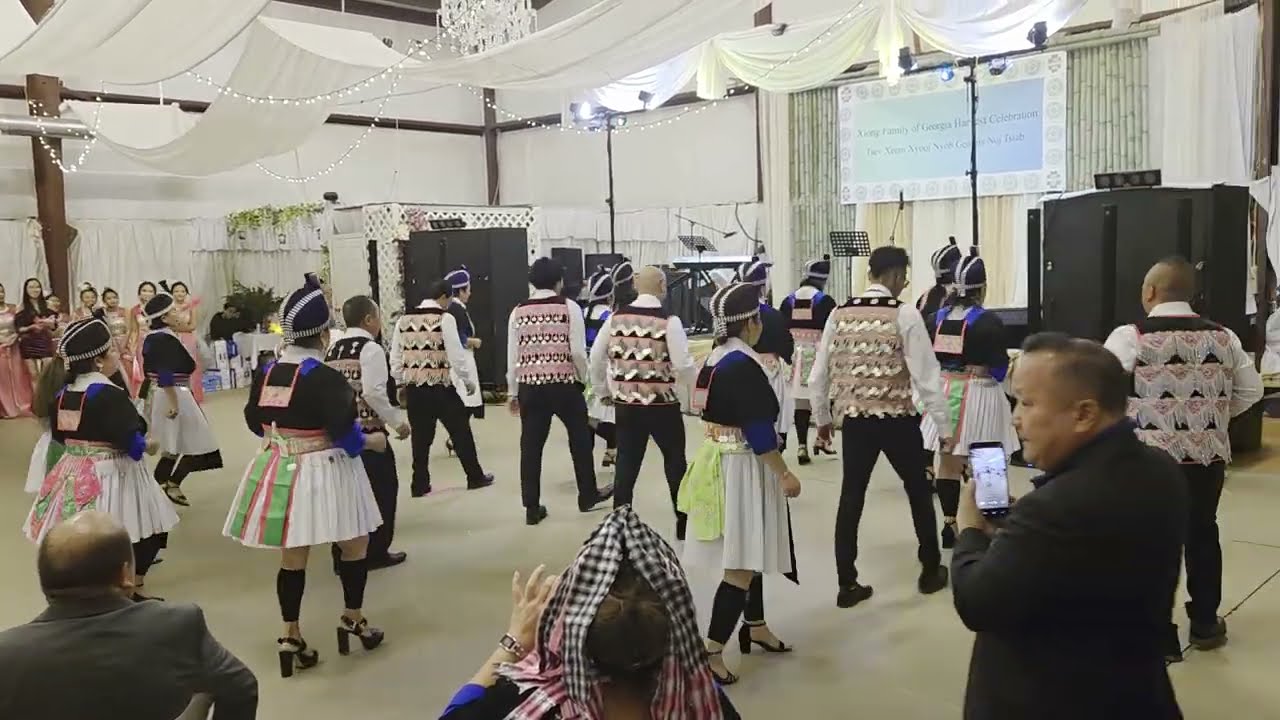 Cov Nam Tsev Txiv Tsev Moob Xyooj Seev Cev(Dancing)