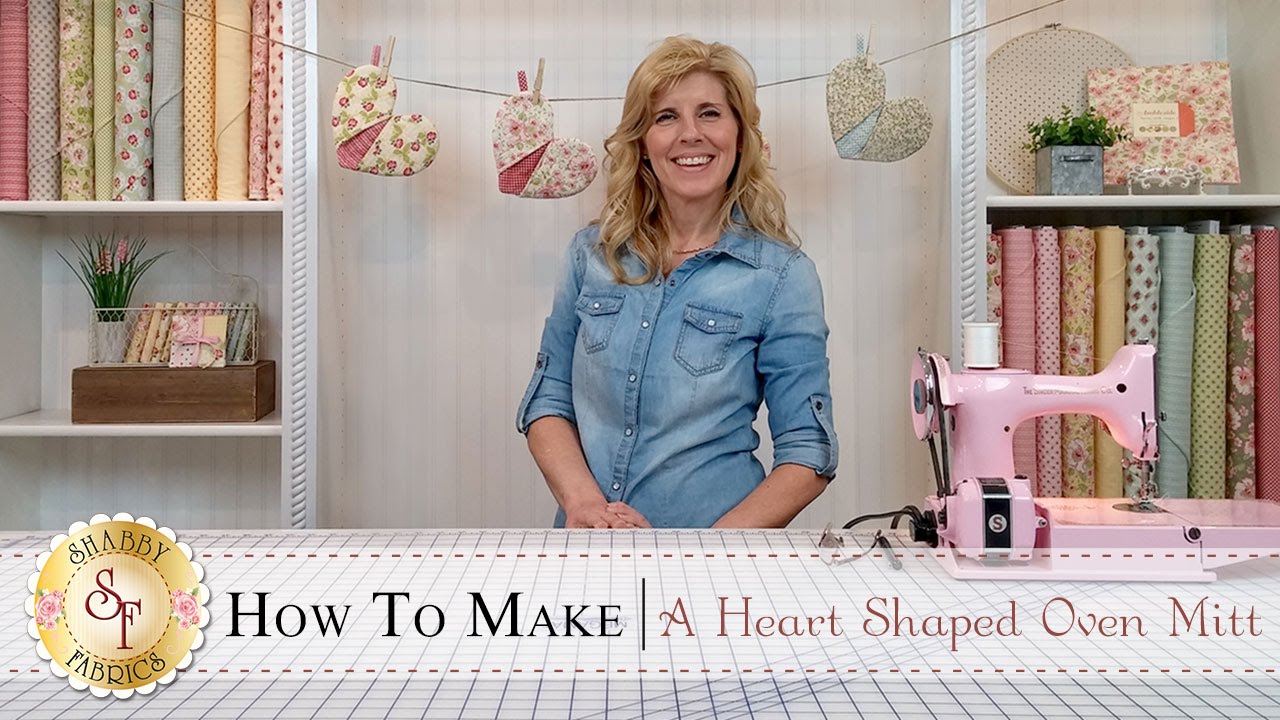 Country Kitchen Heart Shaped Oven Mitt | a Shabby Fabrics Sewing Tutorial