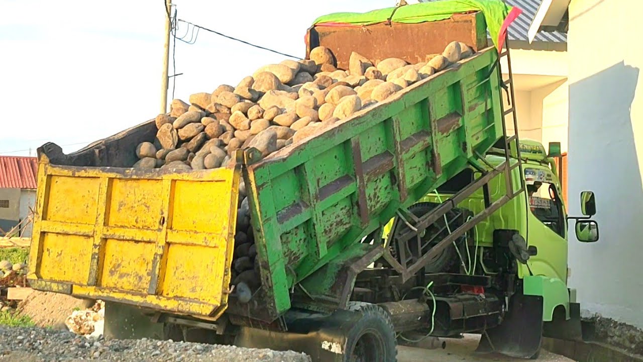 Mobil Dump Truk Pasir Hino 300 Jomplang Muatan Batu Kali