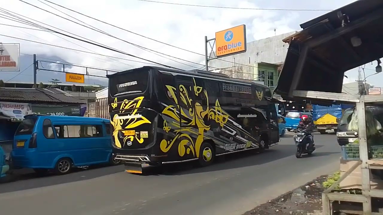 Jalan nasional ramay lancar terkendali//kendaraan bermotor banyak karyawan karyawati pada pulang 