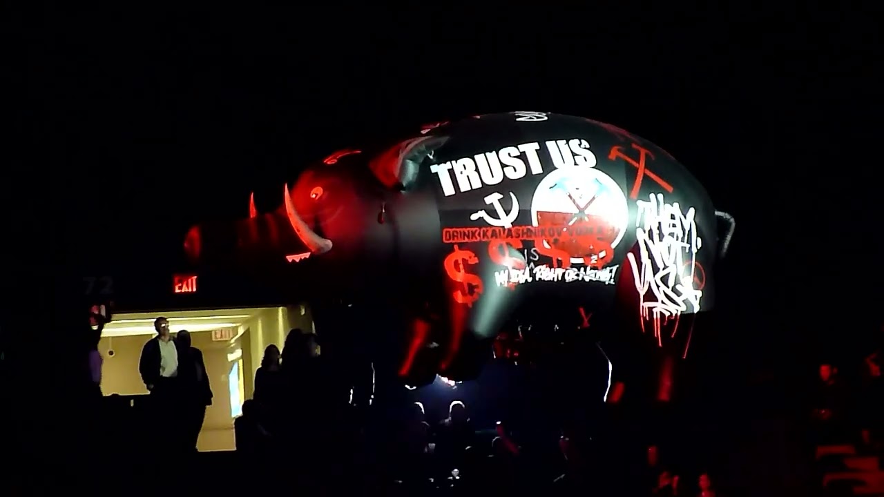 Roger Waters - The Wall Live 2010 - 10  -  Pink Floyd (MSG)