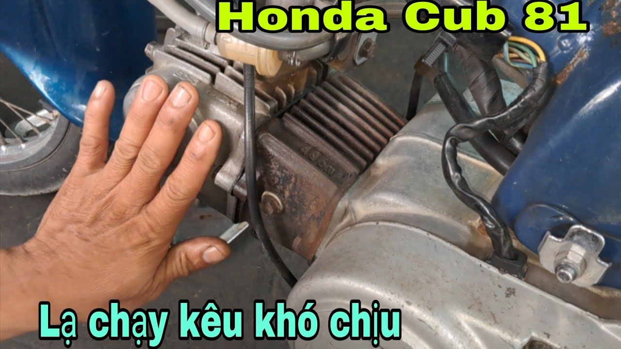 Этот мотоцикл Honda Cub издает дребезжащий звук во время работы двигателя, но его необходимо полн...