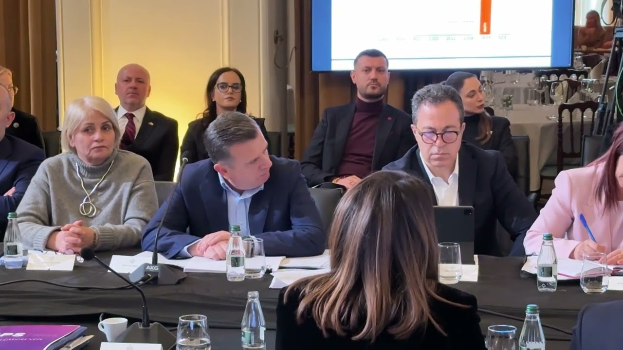 Top Channel/ Mbledhja e Grupit Parlamentar t&euml; PS, Spiropali dhe Bra&ccedil;e ulen n&euml; fund t&euml; sall&euml;s