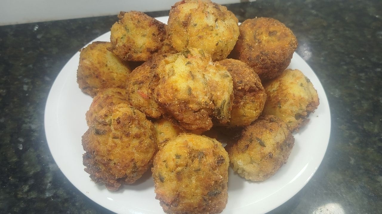 BOLINHO DE ARROZ RECHEADO COM ATUM CROCANTE POR FORA E CREMOSO POR DENTRO