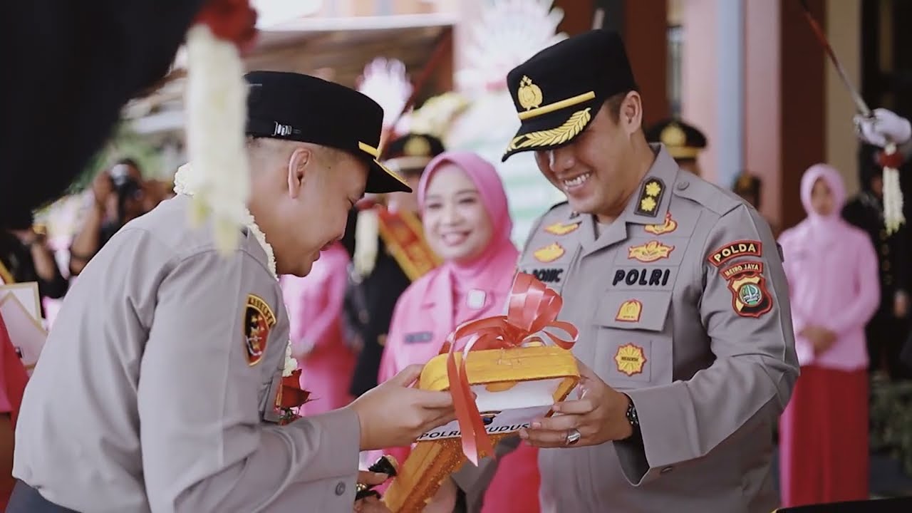 SERAH TERIMA JABATAN KAPOLRES KUDUS AKBP RONNI BONIC KEPADA AKBP HERU DWI PURNOMO