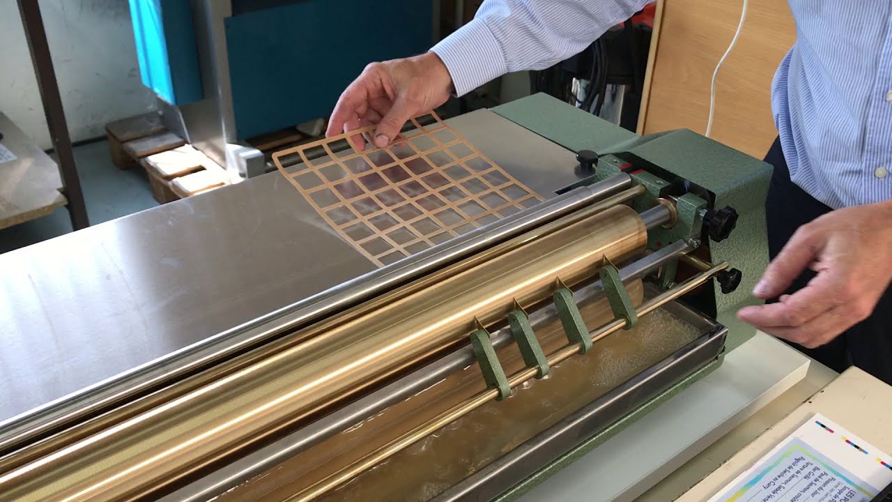 HEROLD : encollage de feuilles découpées