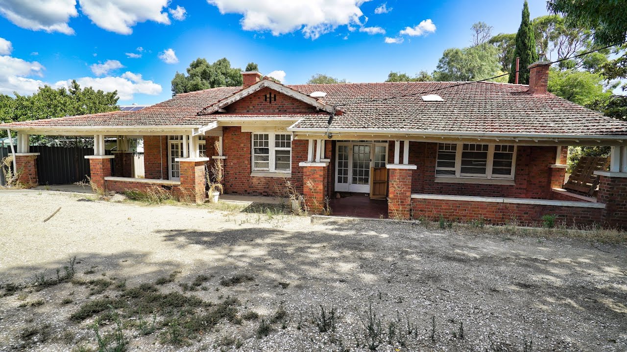 Huge federation bungalow built 1925 with immaculate interiors