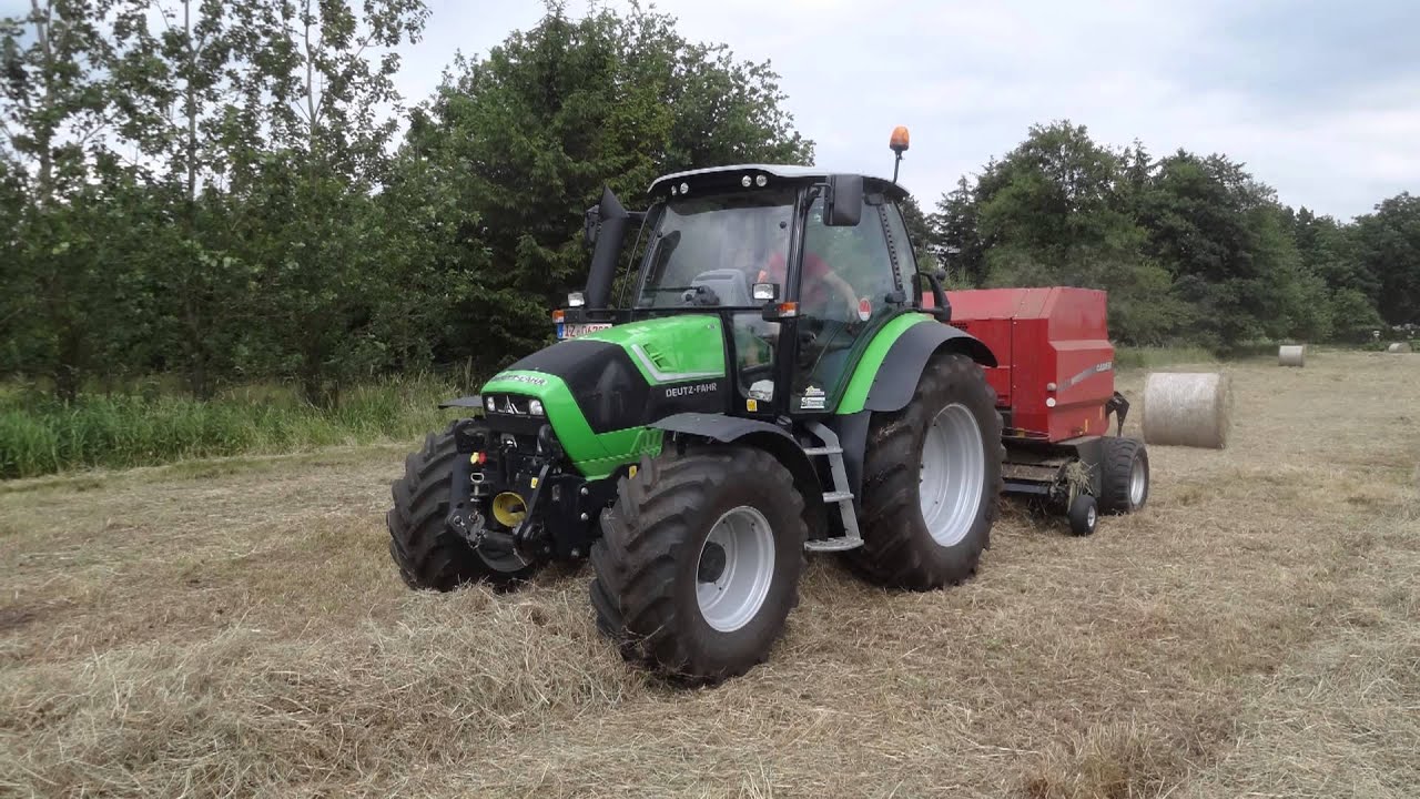 Heu pressen mit Agrotron TTV 430, Case und John Deere