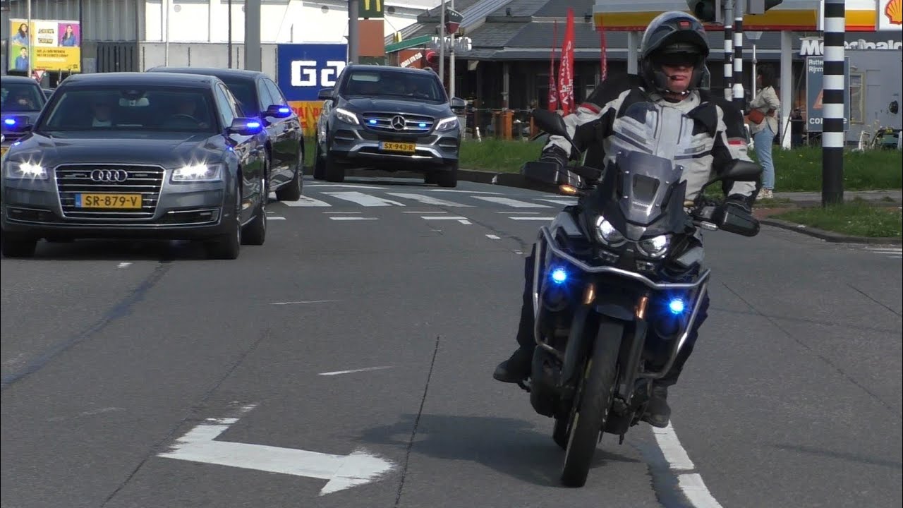Onopvallende voertuigen van de DKDB met spoed door het drukke verkeer bij de Kuip!