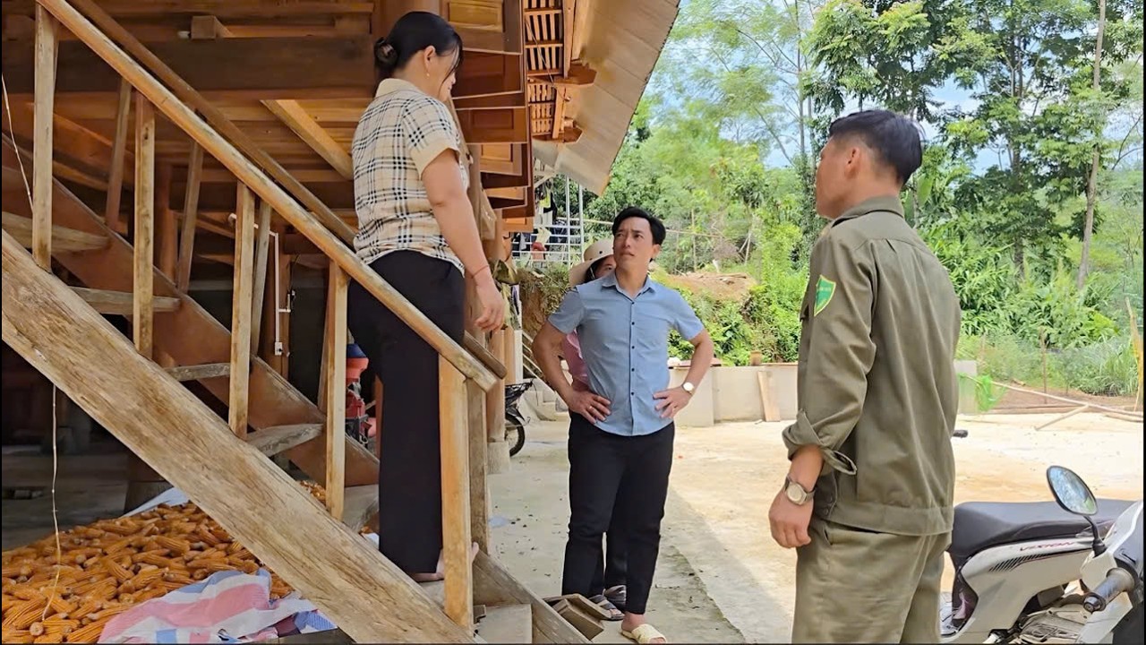 The police and Bao arrived at the woman's house, and she was terrified.