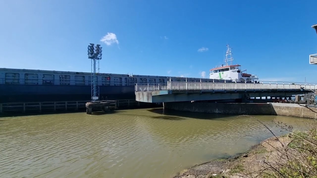 Newhaven swing bridge in operation