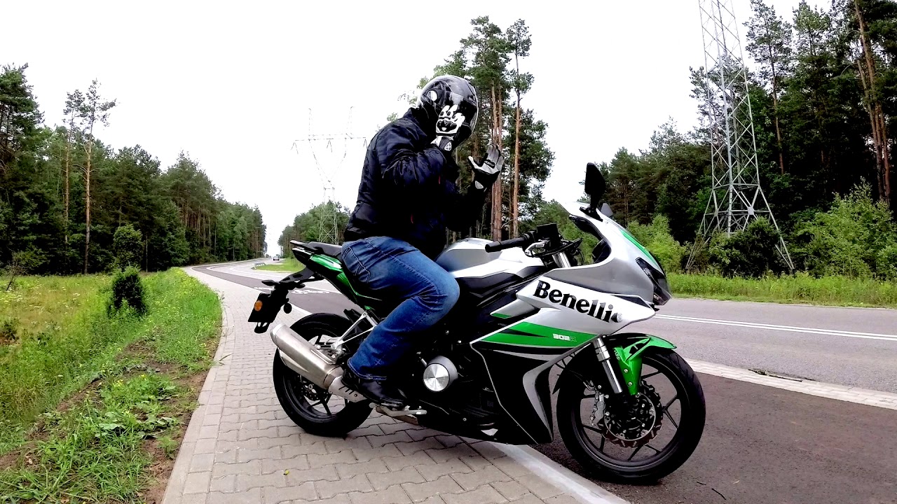 Benelli BN 302 R na torze // test Kuby Olkowskiego z Motogen.pl