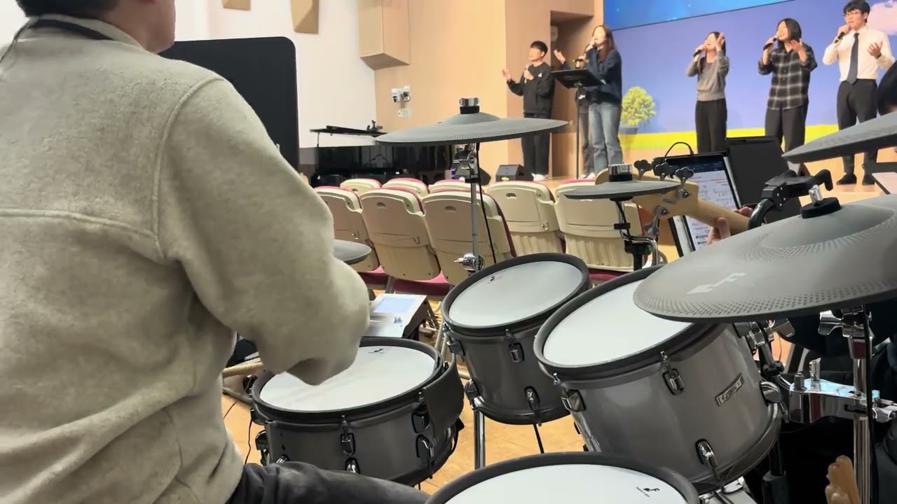 거룩하신 하나님 - 두 손들고 찬양합니다