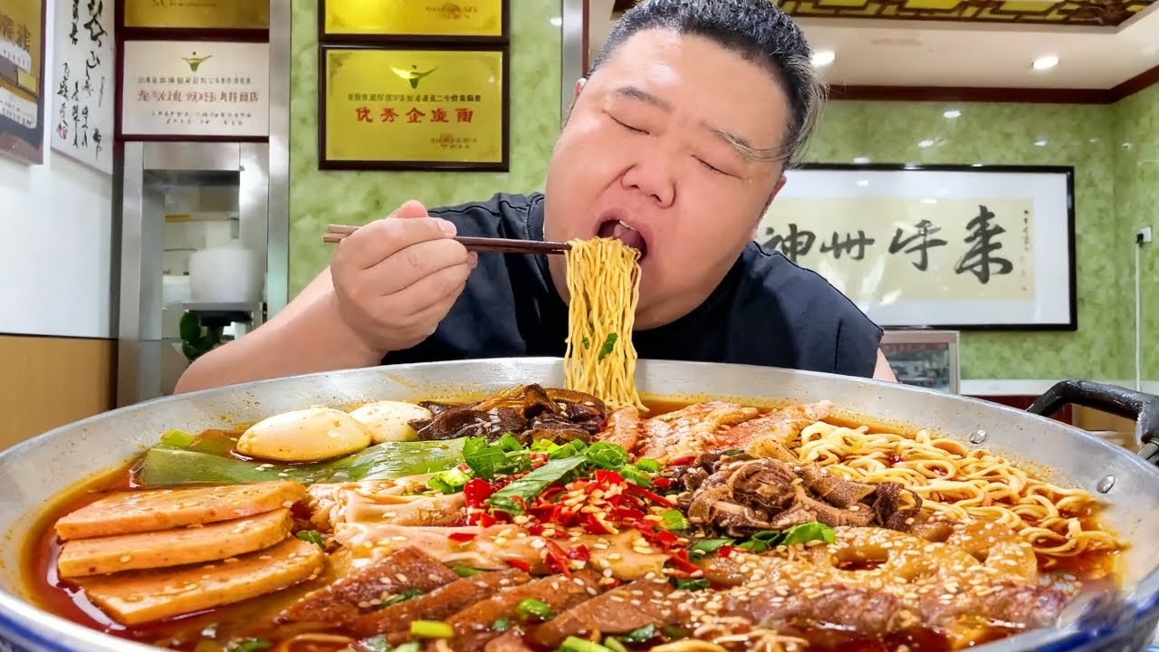 【大胃王挑戰】挑戰花99元吃土豪版蘭州拉麵！滿滿一大盆比臉還大，大口吸著吃滿嘴流油真過癮｜Food Challenge【櫻木花胖】