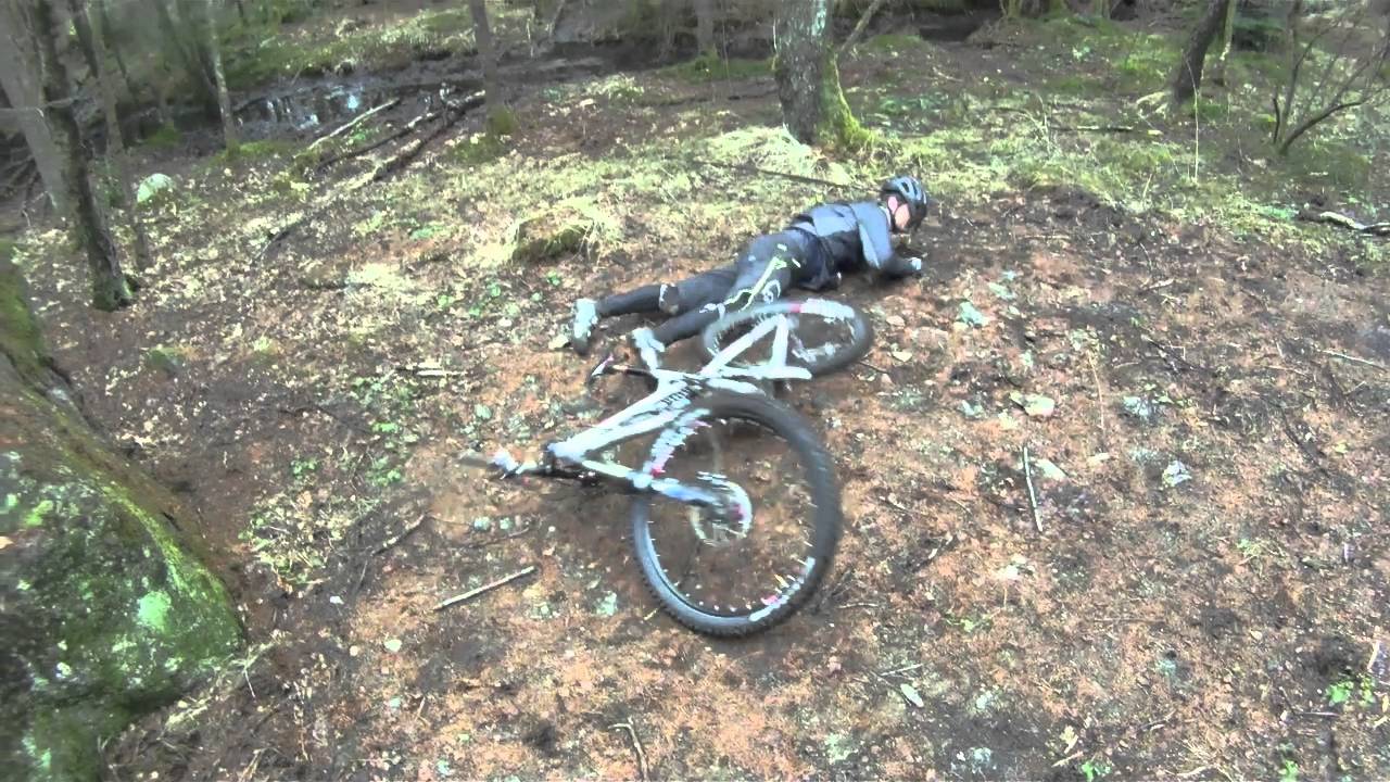 MTB S&oslash;rmarka, Dag Kaada p&aring; steinen ved grusveien