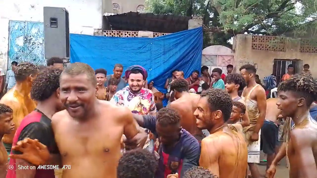حنا في باجل ديركينه. مع الاجواء الماطره