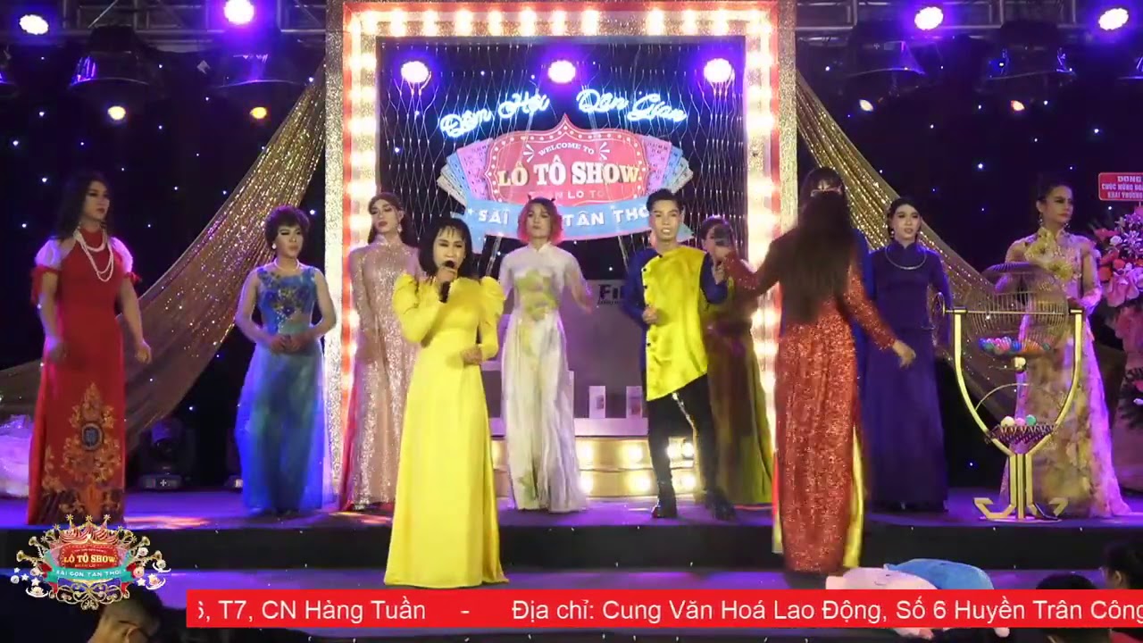 Si&ecirc;u mẫu Ngọc T&igrave;nh xuất hiện tr&ecirc;n s&acirc;n khấu khiến Phi Thanh V&acirc;n Lậu phải quằn quại