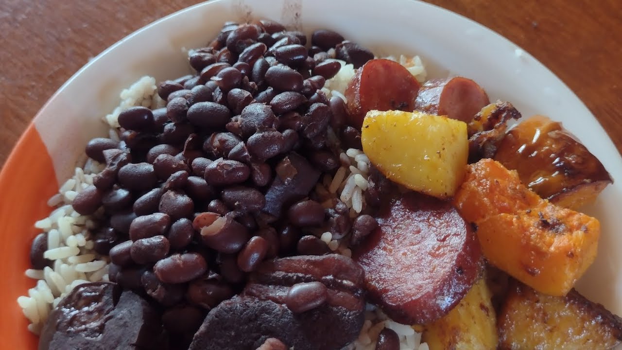 #food feijão preto arroz calabresa com legumes 😋