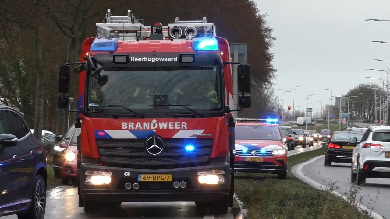 Brandweer en Politie met Spoed onderweg naar een Zeer Grote brand op de Mossel in Noord Scharwoude