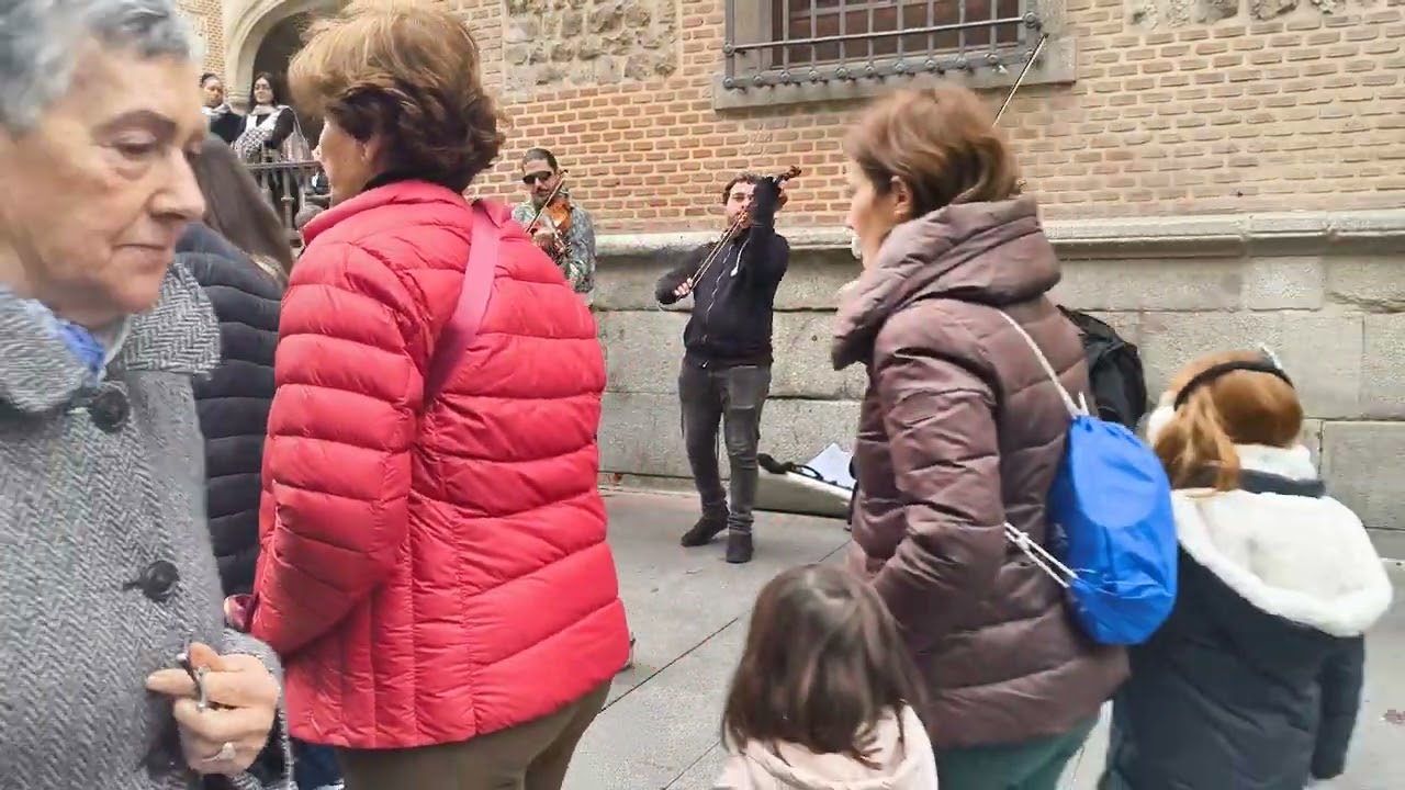 Interstellar interpretado en la calle