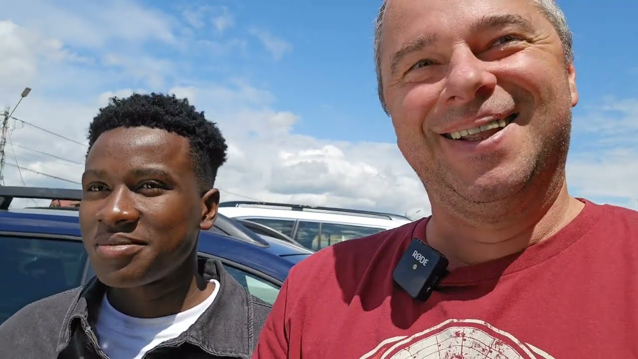 Un African din Zanzibar gustă în premieră căpșuni în România
