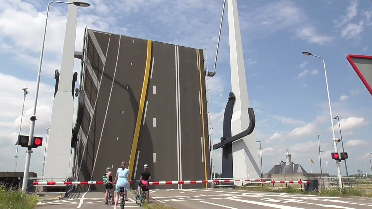 Brugopening Brug buitenhoofd Julianasluis Gouda Ophaalbrug Drawbridge/ Pont-levis/ Klappbrücke
