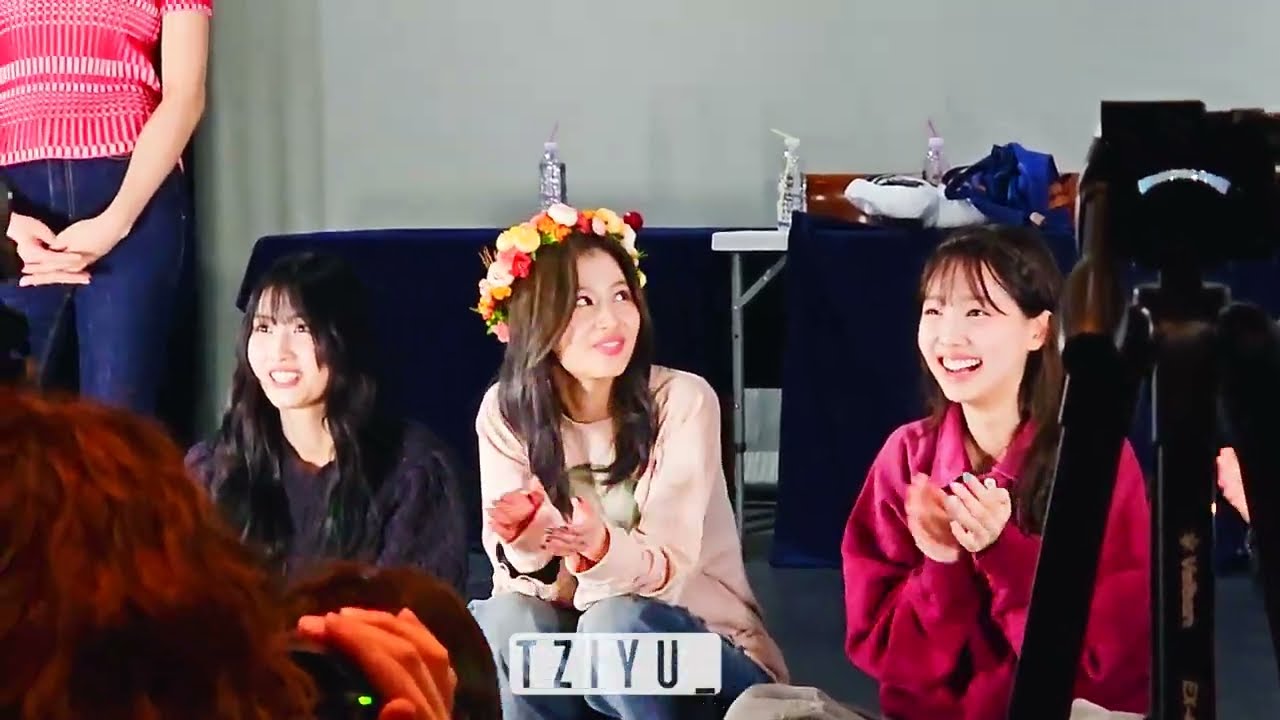230320 TWICE 트와이스 READY TO BE Fansign - Part 6 - fan interactions