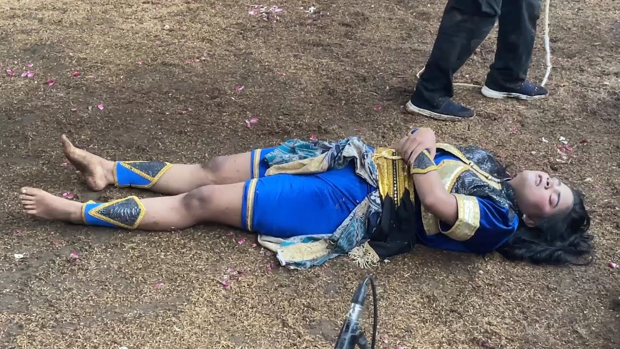 Gawat Semakin Melemah ❗ Sudah Tidak Berdaya Cewek Cantik Susah Disembuhkan Kesurupan Kuda Lumping