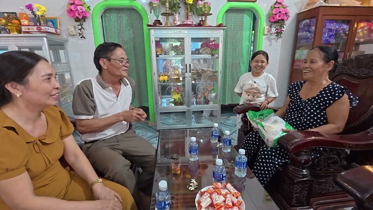 Vợ Chồng B&eacute; Bỏng C&ugrave;ng Bố Mẹ Đi Qua Nh&agrave; D&igrave; Hai Ch&uacute;c Tết Sẽ Như Thế N&agrave;o || Hải T&iacute; Hon