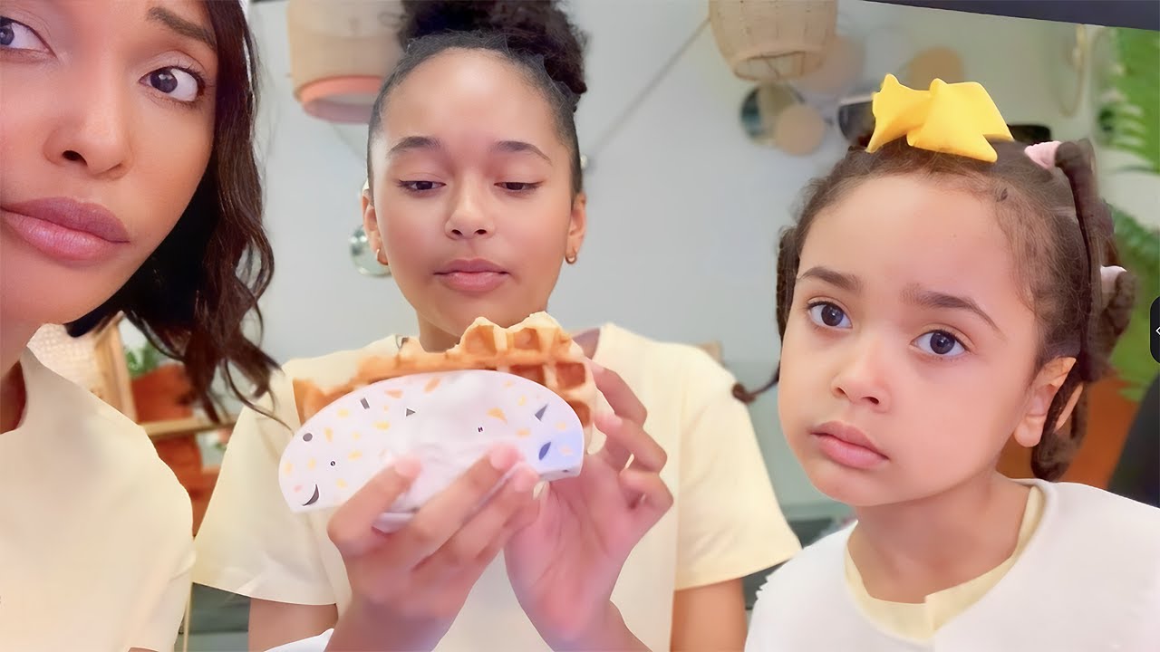 PRANK : Araignées Cachées dans la Gaufre de Thea Baby Boss ! *Réaction Choc*