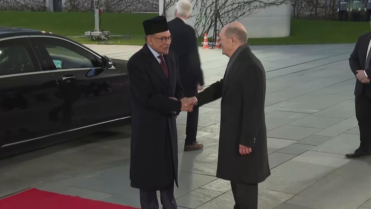 German Chancellor Scholz meets Malaysia's Anwar, calls for 'longer cease-fire' in Israel-Hamas war
