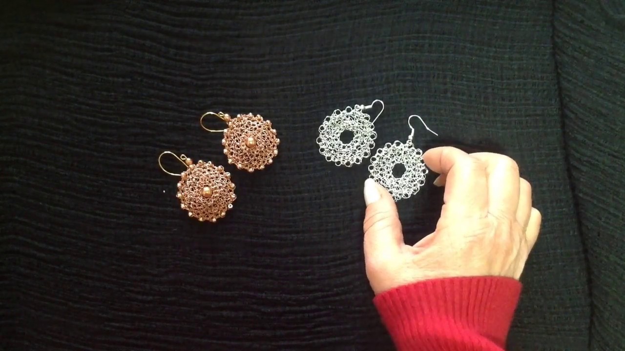 Orecchini con elementi a cerchio forato in filo metallico e perle - particolare tecnica wire crochet