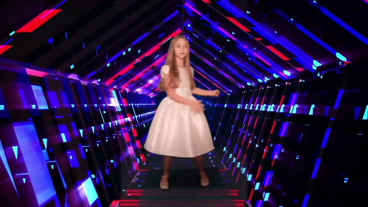 8-Year-Old latvian girl sings “Mamma Maria” in Italian