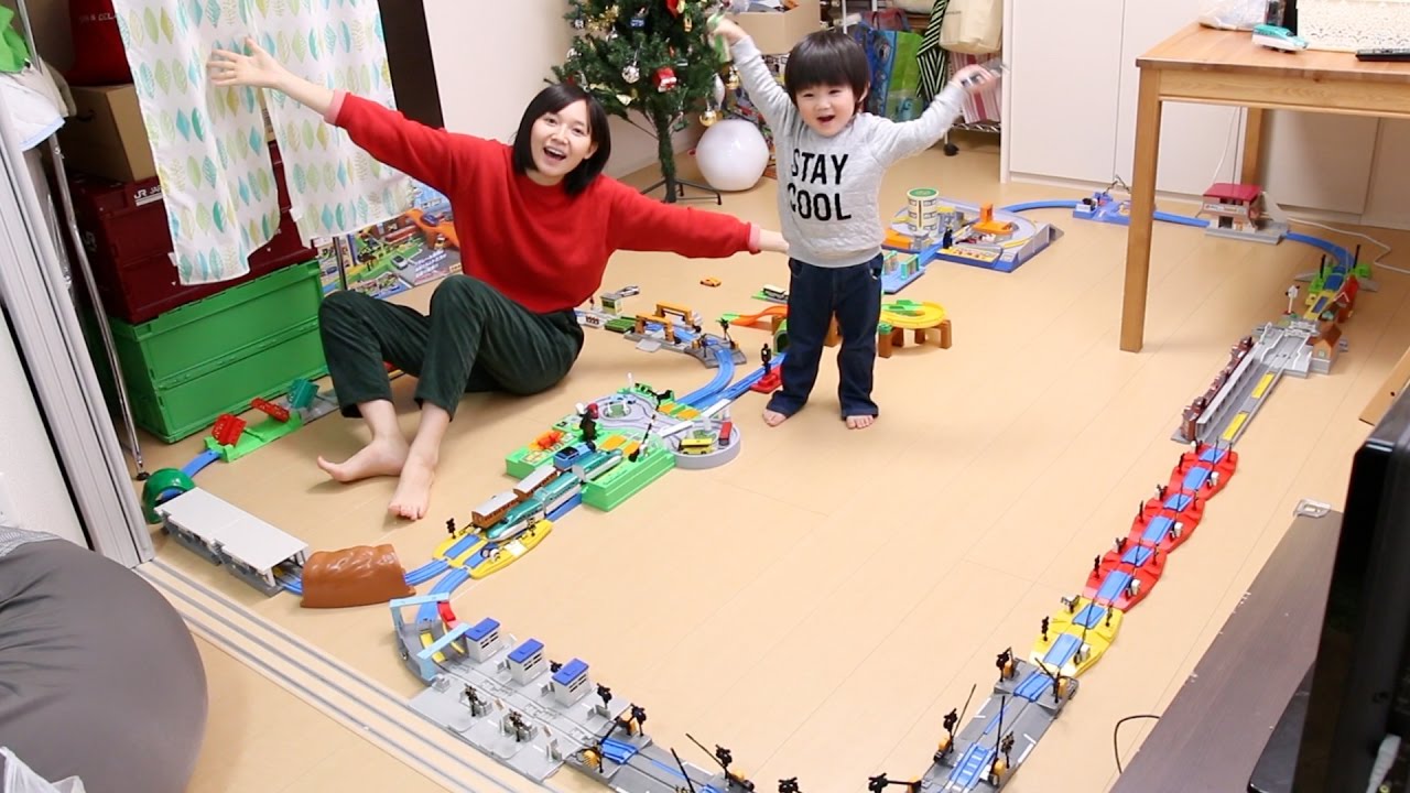プラレール 踏切レールをたくさんつなげてみた