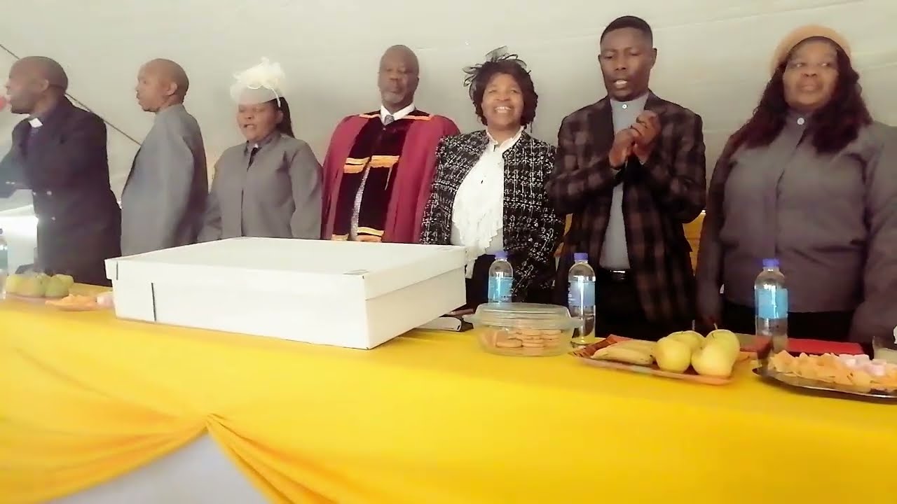 Sirayeli akaqedwa - Mme Mrulekana's entrance