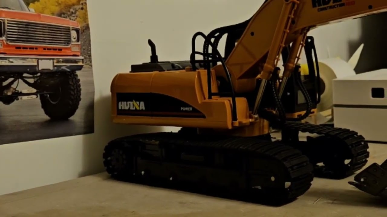 1:14 Scale Huina RC Excavator R.T.R. 1535-1 model Unboxing