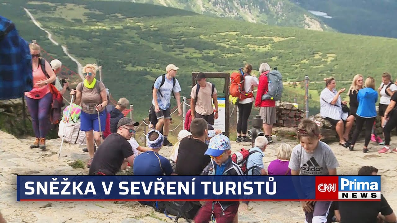 Sněžka v sevřen&iacute; turistů. Denně ji okupuje 10 tis&iacute;c lid&iacute;, přeplněn&eacute; jsou i aquaparky