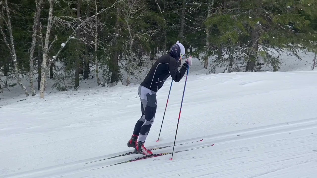 Double Poling in steep uphills, Long Distance XC-skiers