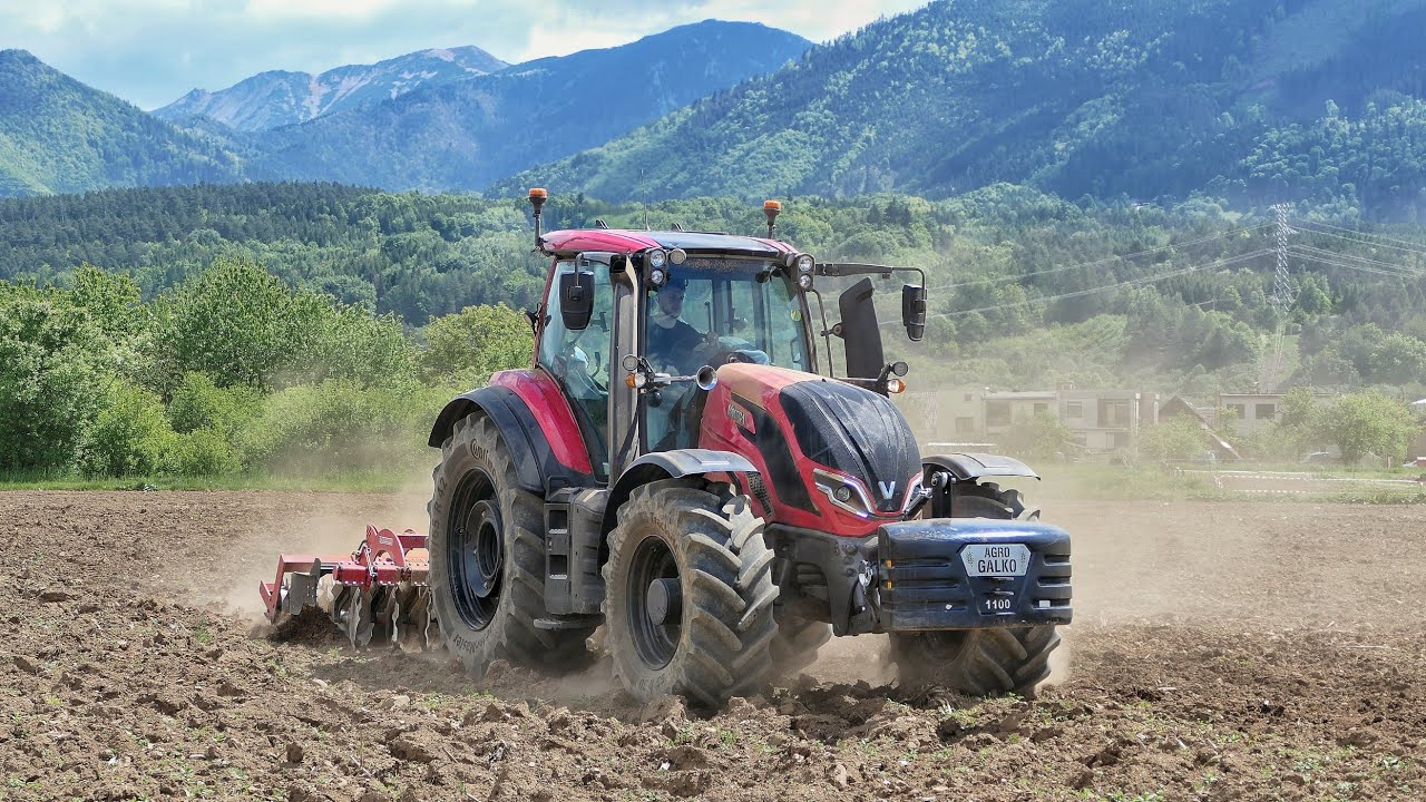Подготовка почвы после весенней вспашки трактором Valtra T-195 Versu