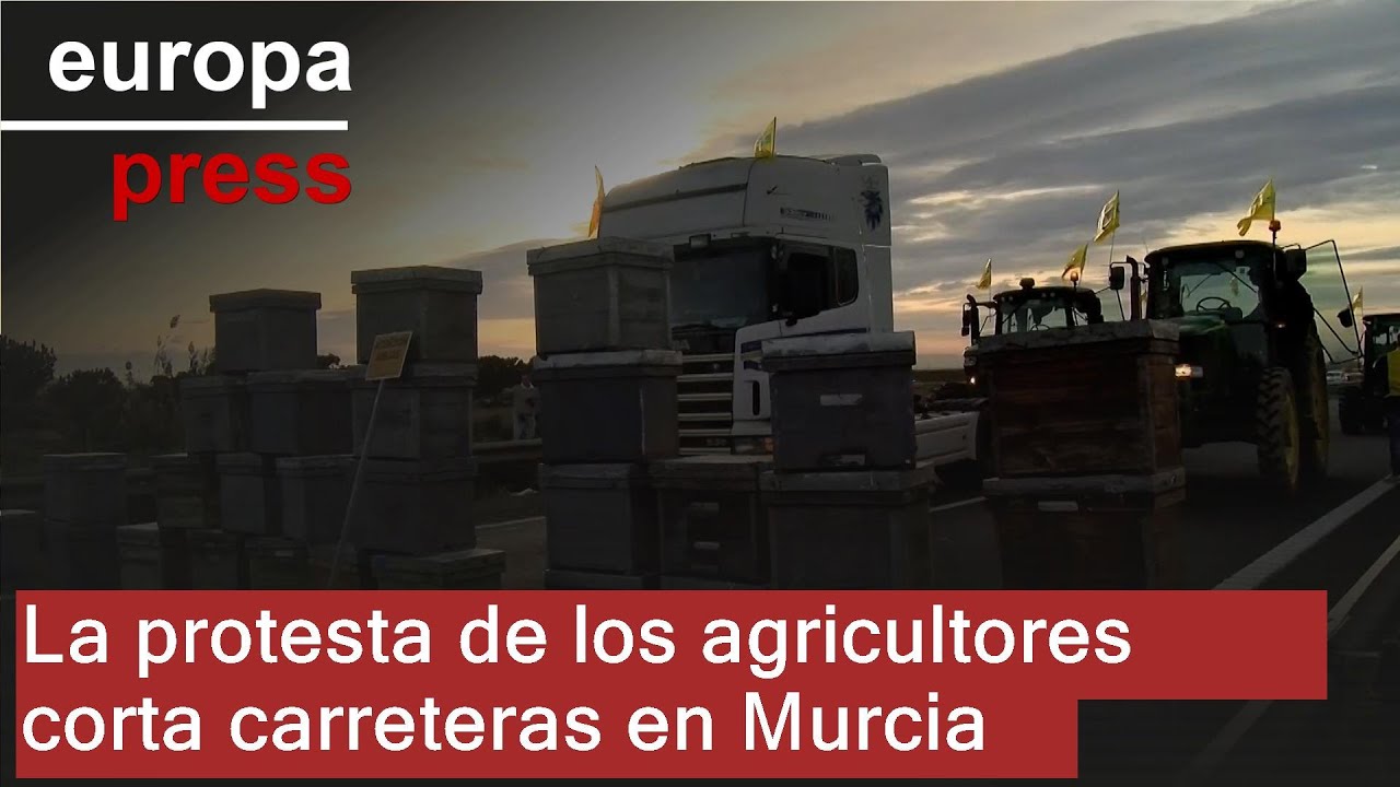 La protesta de los agricultores corta carreteras en Murcia