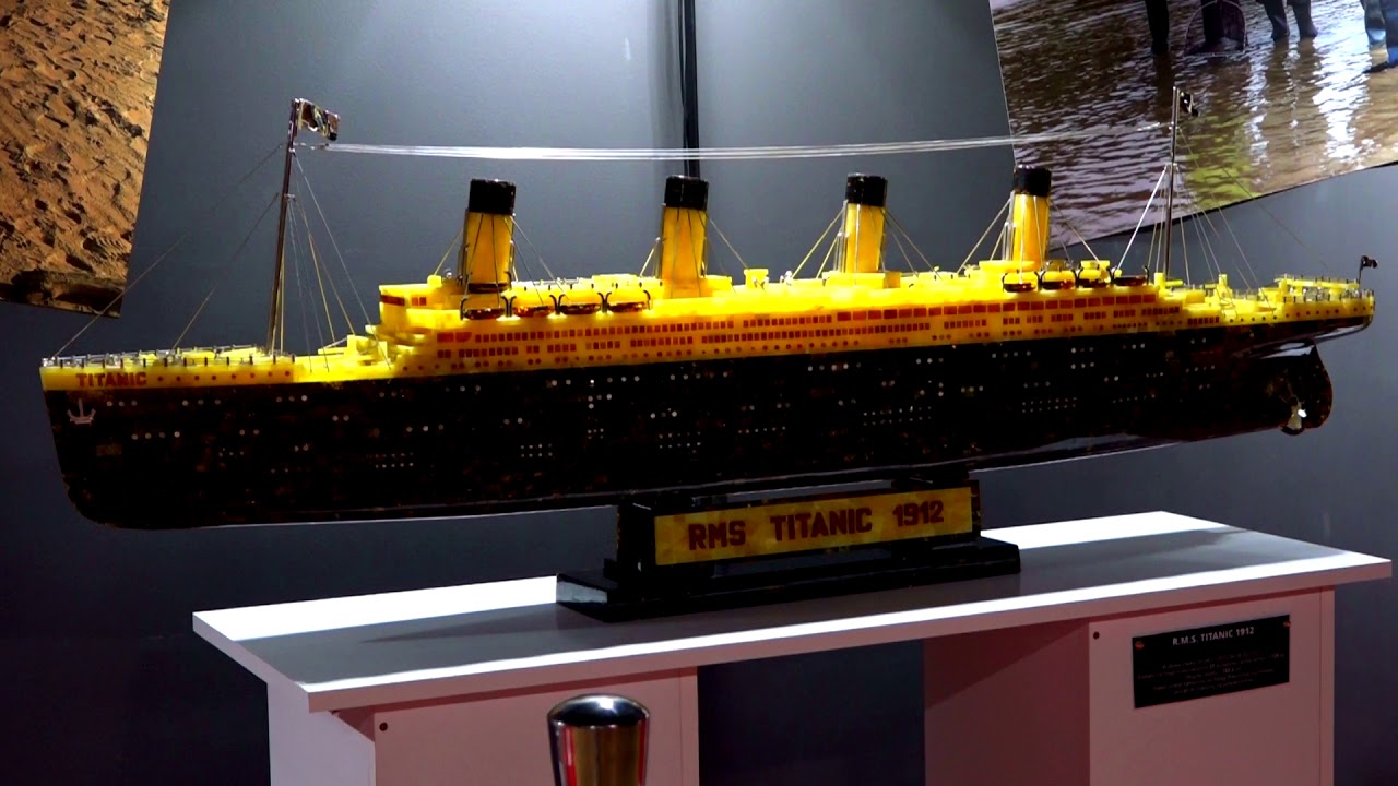 Titanic z bursztynu i inne dzieła z bursztynu na wystawie w Stegnie.