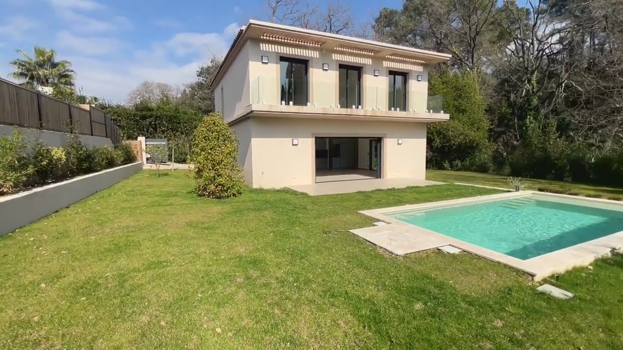Villa contemporaine neuve à vendre à Mougins dans secteur résidentiel petit domaine